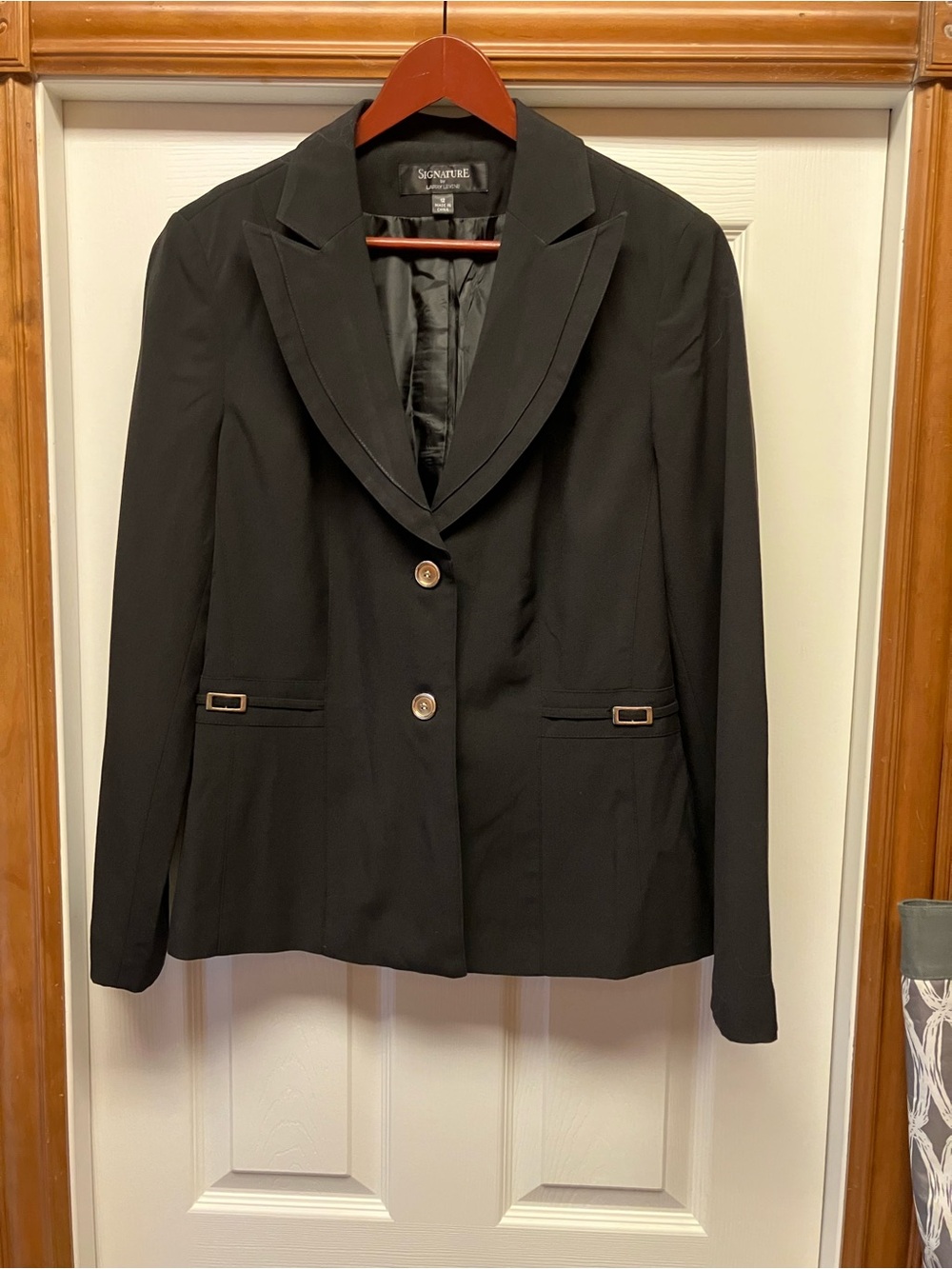 Larry Levine Black Women's Tailored Blazer with Notched Lapel